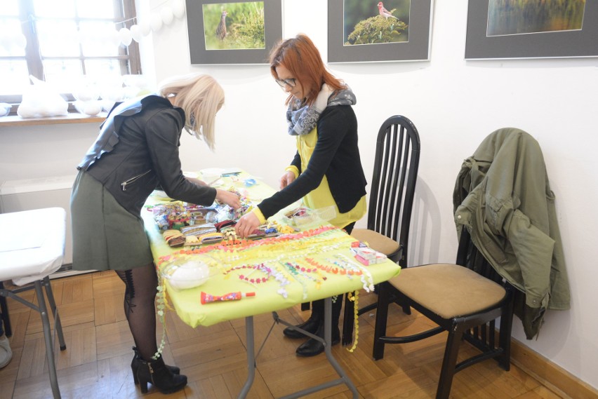W Radomiu znane osoby pomalowały pisanki dla chorej Samanty w "Łaźni". Każdy może pomóc, biorąc udział w licytacji już 13 kwietnia