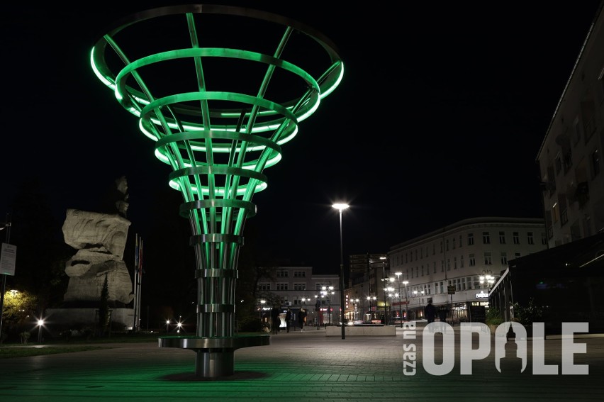 Zielone podświetlenie trąb na ul. Krakowskiej w Opolu