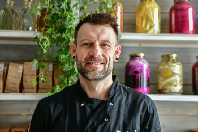 W ogródku restauracji Plantacja Bistro & Deli przy ulicy Żeromskiego w Radomiu serwowane będą dania, które przyrządzi szef kuchni i półfinalista programu Masterchef Tomasz Skobel.