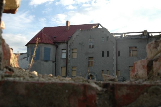 Wlaściciele 150-letniego starego szpitala św. Anny w Oleśnie rozebrali dach i wieze, po czym przerwali remont. Domagają sie zgody na cześciową rozbiórke gmachu i przebudowe na parterowy budynek. Zgody nie dostali, wiec zostawili ruine bez dachu i zapowiadają, ze remont potrwa do 2016 roku.