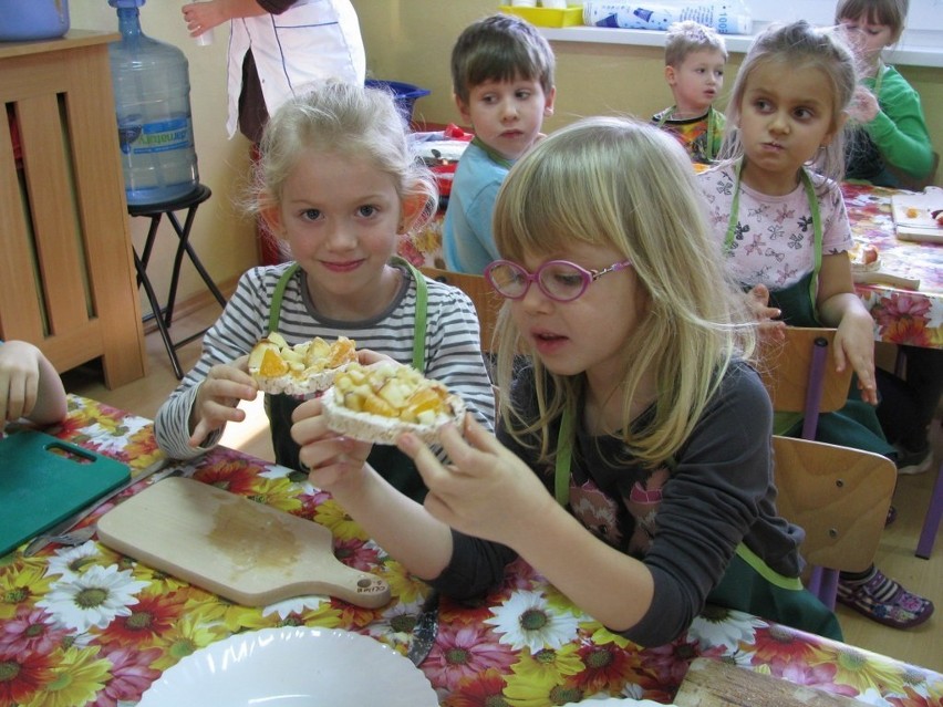 Zajęcia w Przedszkolu nr 23 w Koszalinie. Zdrowe smaki...