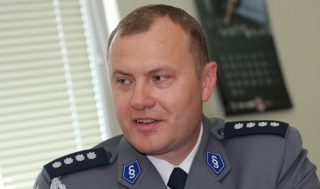Nadkom. Jarosław Pasterski ma 38 lat, jest absolwentem Akademii Wychowania Fizycznego w Gorzowie. Do 1997 roku pracował w wydziale kryminalnym Komendy Wojewódzkiej Policji. Od 2006 roku był naczelnikiem wydziału do walki z korupcją. Został uhonorowany brązową odznaką Zasłużony Policjant.