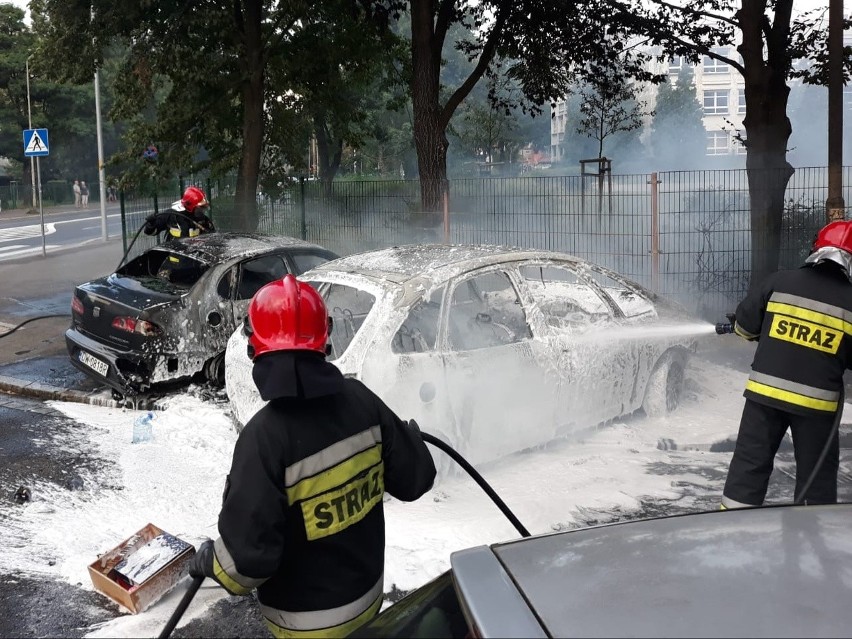 Pożar samochodów na Szczepinie. Z daleka widać czarny dym (ZDJĘCIA)