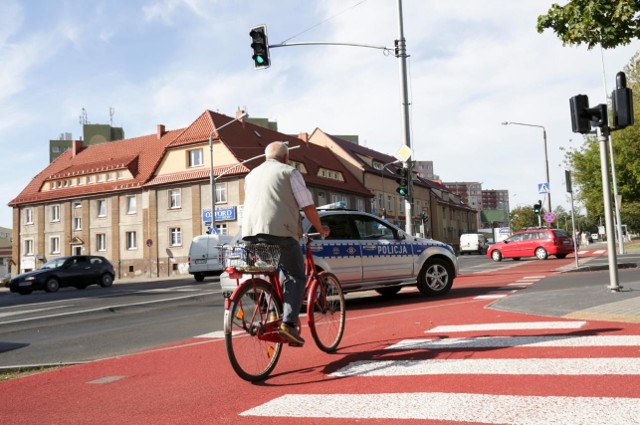 Po przebudowie skrzyżowanie ul. Szczecińskiej z Małcużyńskiego może być kolizyjne dla rowerzystów i kierowców. Policja i ZIM interweniują