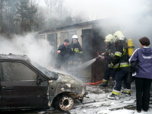 W akcji gaśniczej uczestniczyły trzy zastępy strażaków. Wyciąbeli z garażu płonący samochód.