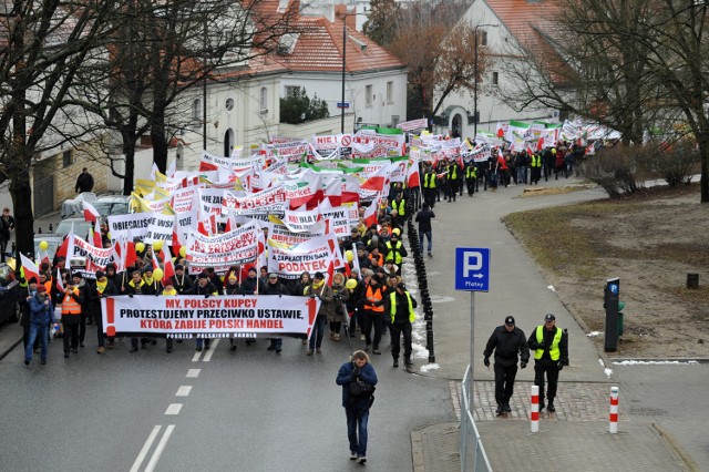 W czwartek przed siedzibą Sejmu handlowcy protestowali przeciw zapisom w ustawie o podatku handlowym. Wzięli w nich udział m.in. franczyzobiorcy z Podkarpacia.