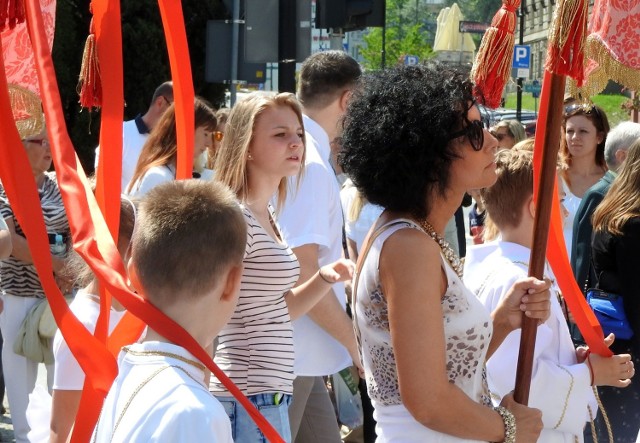 W związku z obchodami święta Bożego Ciała, które w tym roku przypadło na dzień 26 maja, tysiące wiernych wyruszyło w procesji ulicami Białegostoku. 