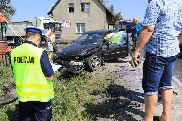 Po godzinie 10 doszło do zderzenia trzech samochodów na skrzyżowaniu drogi krajowej nr 15 i drogi wojewódzkiej nr 646. Trwa akcja policji i straży. - O godzinie 10:18 otrzymaliśmy zgłoszenie o zderzeniu 3 samochodów: Volkswagena, BMW i Forda. W zdarzeniu brało udział 7 osób. 3 osoby trafiły do szpitala. Były przytomne. Na miejscu trwają ustalenia dotyczące okoliczności zdarzenia. Na razie nie mamy dokładniejszych informacji, natomiast przestrzegamy, że utrudnienia w ruchu w regionie Brzeźna mogą potrwać jeszcze przez jakiś czas - mówi Wojciech Chrostowski z policji w Toruniu. Zobacz też:Samochód przewrócił się między drzewamiPirat drogowy pod GrudziądzemNowosciTorun