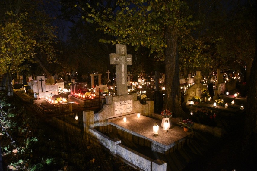 1 listopada - cmentarz św. Jerzego przy ul. Gałczyńskiego po...