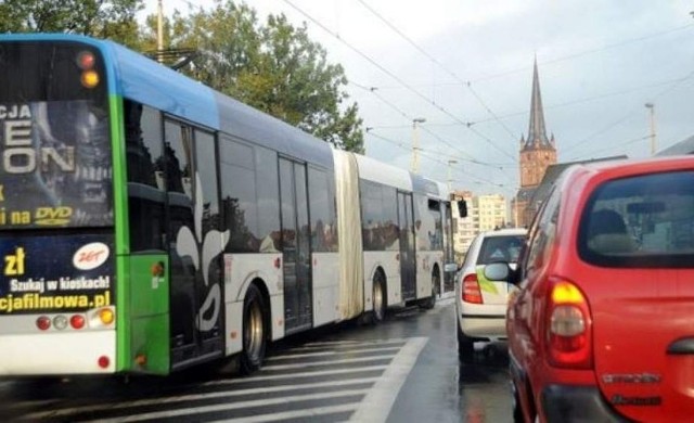 Sprawdź gdzie można zrobić zakupy w weekend majówkowy, jak jeździ komunikacja miejska i gdzie kupić leki.