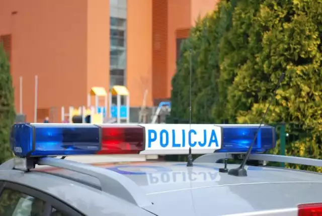 Dzięki reakcji świadka, policjanci udaremnili dalszą jazdę nietrzeźwemu kierowcy opla. 43-letni mieszkaniec powiatu wieluńskiego prowadził samochód, mając ponad 3 promile w organizmie. Okazało się, że po wypitym wcześniej alkoholu, przyjechał pod szkołę.