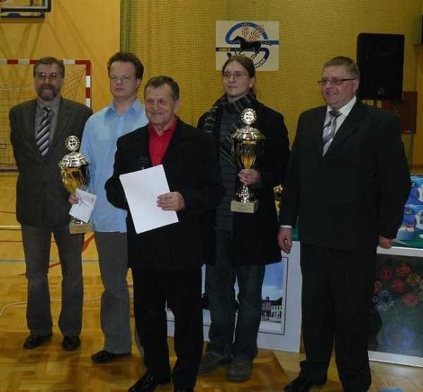 Z pucharami stoją zwycięzcy turnieju: Łukasz Brede i Bartłomiej Igła.
