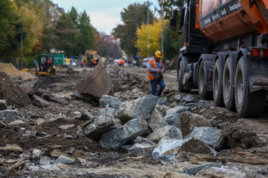 Na remontowanej ul. Królewskiej zrywają kostkę. Mieszkańcy: ależ ona jest cenna i zabytkowa!