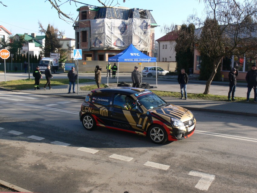 28.Finał WOŚP w Sandomierzu. "Moto Orkiestra” z Subaru WRC i MarcoŻukiem na ulicy Rokitek. Tłumy zainteresowanych jazdą (ZDJĘCIA)