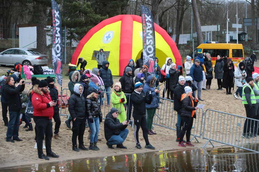 Kilkudziesięciu śmiałków przez pół godziny przebywało w lodowatej wodzie! Sześcioro  aż godzinę!Winter Challenge na Głębokim