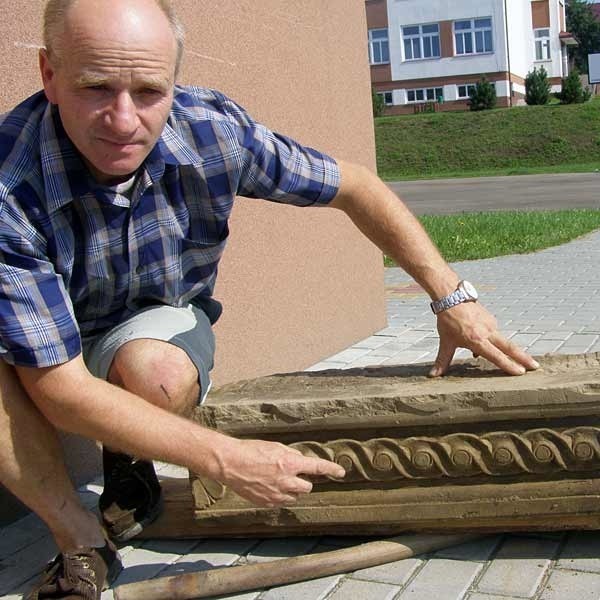 Archeolog Antoni Lubelczyk z fragment odkrytej w ubiegłym tygodniu kamieniarki. 