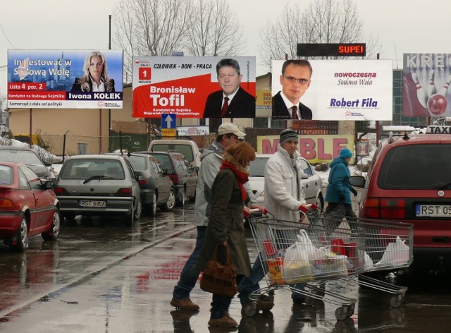W południe we wtorek wisiały jeszcze wyborcze bilbordy przy Tesco w Stalowej Woli.