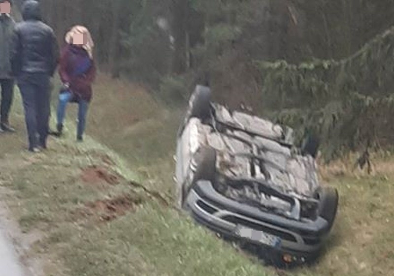 Jeden samochód dachował w okolicy miejscowości Tryczówka, a...