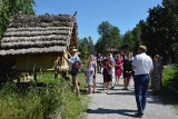 Wioska neolityczna w Kopcu w gminie Iwaniska oficjalnie otwarta. Już pierwszego dnia stała się wielką atrakcją [ZDJĘCIA]