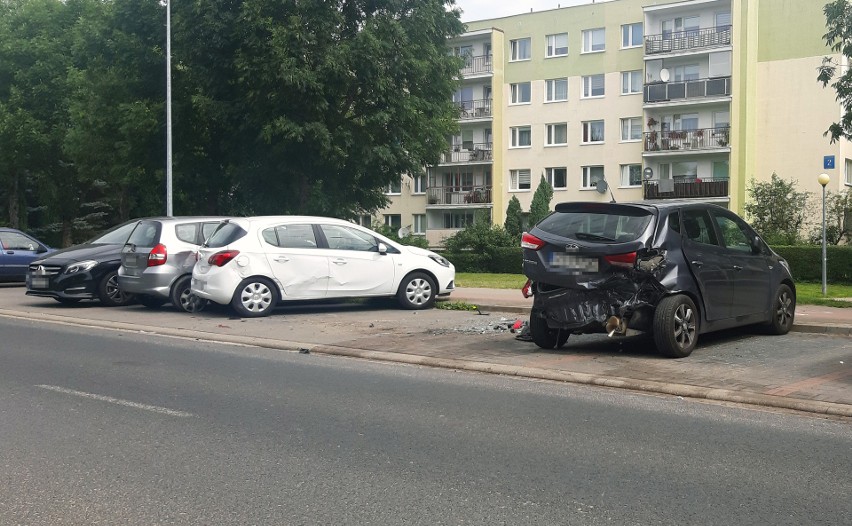 Na ul. Zaborowskiej w Słupsku 19-latek bez prawa jazdy uszkodził sześć samochodów