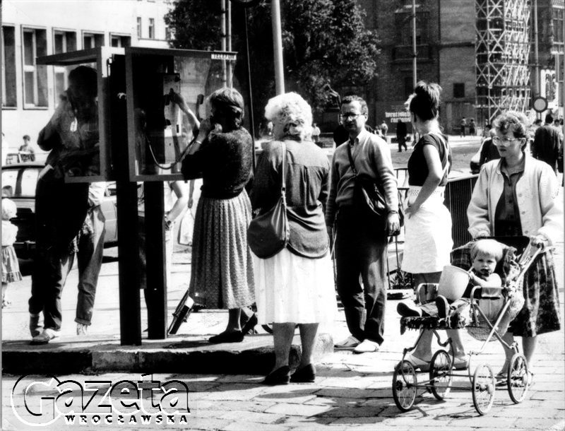 Wrocław 08.1988
Kolejka do budki telefonicznej na rynku.