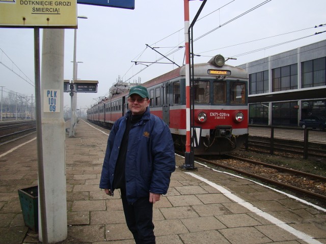 Maciej Płaczek, mieszkaniec Oświęcimia, mówi, że z koleją  związany jest rodzinnie. Jego pradziadek był zawiadowcą, kolejarzem był także dziadek. Ubolewa, że obecnie kolej tak bardzo kuleje.