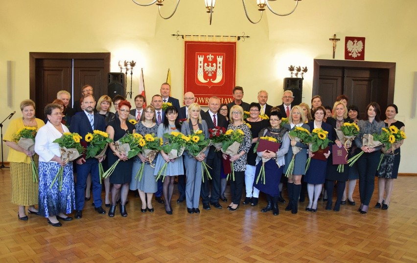 Z okazji Dnia Edukacji Narodowej duża grupa nauczycieli z...