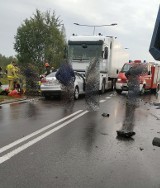 Wypadek w Radomiu. Czołowe zderzenie osobówki z ciężarówką na ulicy Energetyków. Kierowca był uwalniany z samochodu, mimo reanimacji zmarł 