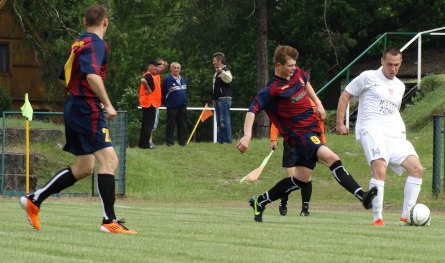 Dwie bramki dla Prochu w meczu z Wulkanem Zakrzew strzelił Konrad Kłos (z prawej). Na zdjęciu w walce o piłkę z Kamilem Płaskocińskim (numer 9).