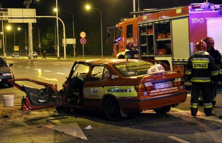 Wypadek taksówki na ul. Krzywoustego we Wrocławiu -...