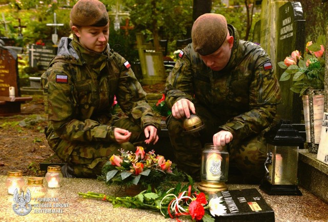 Żołnierze 7 Pomorskiej Brygady Obrony Terytorialnej odwiedzili cmentarze i uporządkowali groby poległych bohaterów.
