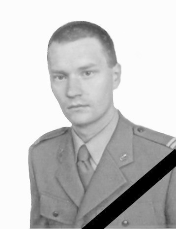 Kapral Paweł Stypuła. To była jego pierwsza misja. Był kawalerem. Miał 26 lat.