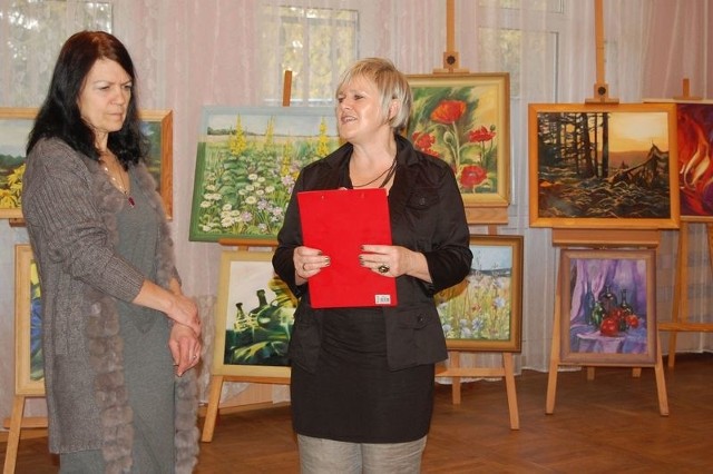 Maryla Rakowska - Molenda (z lewej) mieszka i tworzy w Rynarzewie. Do oglądania prac artystki zachęcała gości wernisażu Krystyna Zębała,