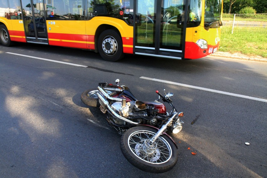 Wypadek pod Koroną. Motocykl uderzył w samochód