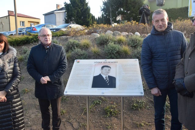 Tablicę odsłonił m.in. obecny prezydent Suwałk Czesław Renkiewicz i syn zmarłego prezydenta, Tomasz Gajewski