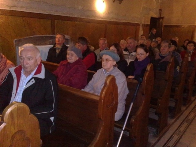 70 ludzii zgromadziło się w kaplicy św. Franciszka w zrujnowanym starym szpitalu w Oleśnie