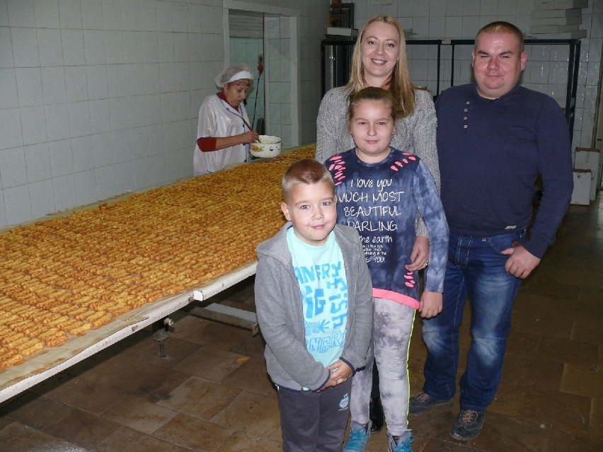 Piotr Kowalski z żoną i dziećmi w ciastkarni, w której...