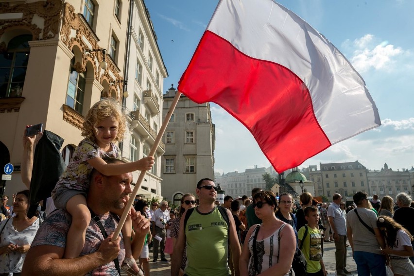 * Wywieszajmy flagi, aby uczcić ważne uroczystości, rocznice...