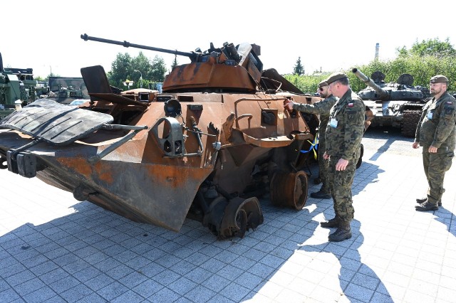 Cztery przerażające wraki rosyjskich czołgów i innych pojazdów z wojny na Ukrainie można oglądać na Międzynarodowym Salonie Przemysłu Obronnego w Targach Kielce. Widać dziury po pociskach oraz spalone części. Zobaczcie zdjęcia.