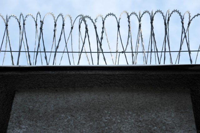Strażnik więzienia we Wronkach skazany za stosowanie tortur