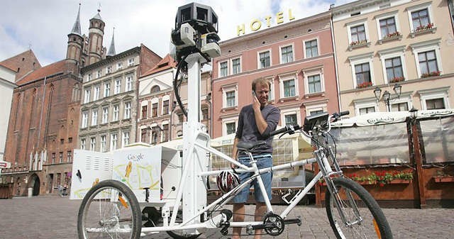 Początkowo Street View udostępnił tylko ulice toruńskiej starówki, których obraz rejestrowany był z pokładu wyposażonego w kamery trójkołowca w sierpniu 2011 r.