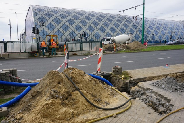 Powstaje brakująca część przejścia dla pieszych przez ul. Matyi, obok dworca głównego w Poznaniu