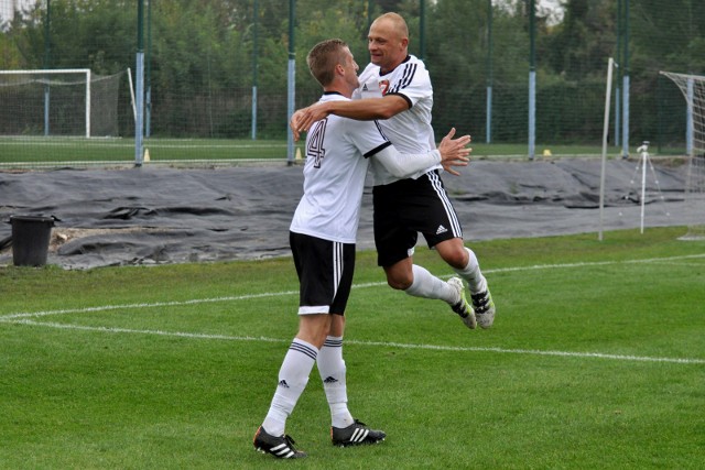 Czy w sobotę garbarze będą mieli okazję, by cieszyć się z gola tak jak Dariusz Łukasik (z lewej) i Marcin Siedlarz?