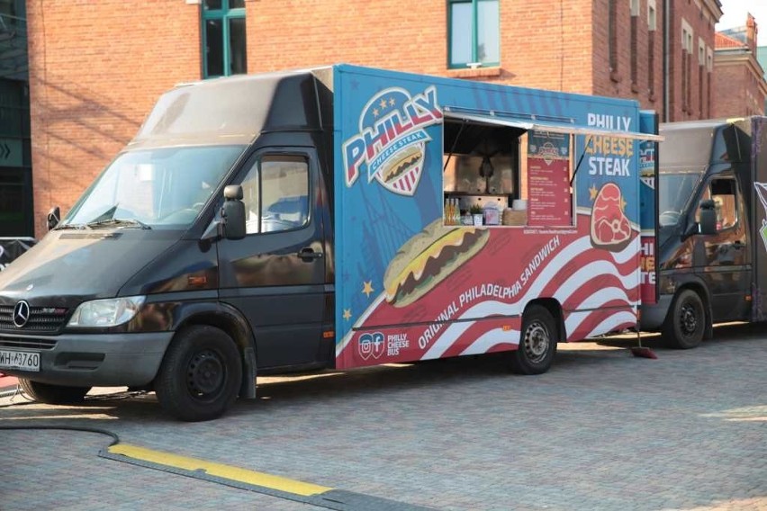 Letni zlot foodtrucków pod Galerią Kazimierz. Było naprawdę gorąco! [ZDJĘCIA]