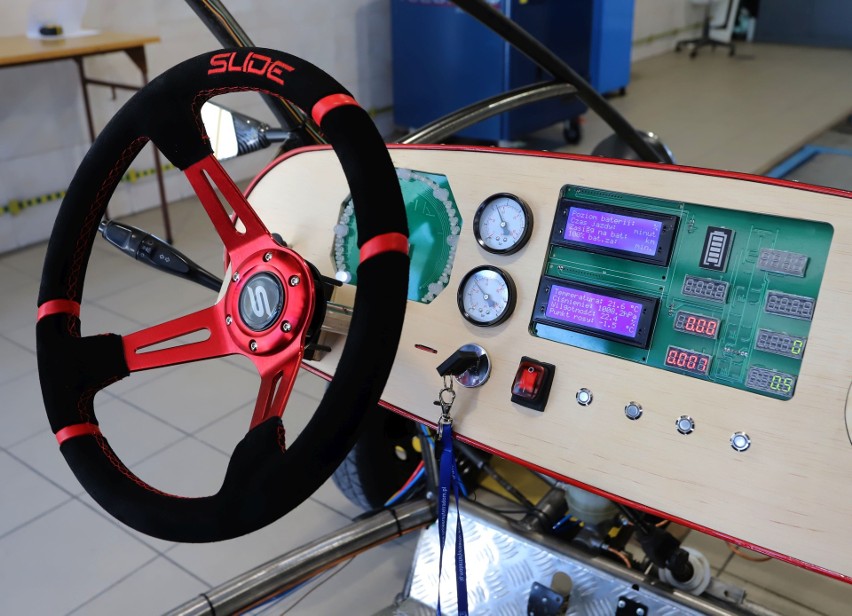 Studenci Uniwersytetu Technologiczno – Humanistycznego w Radomiu pod okiem wykładowców skonstruowali pojazd elektryczny