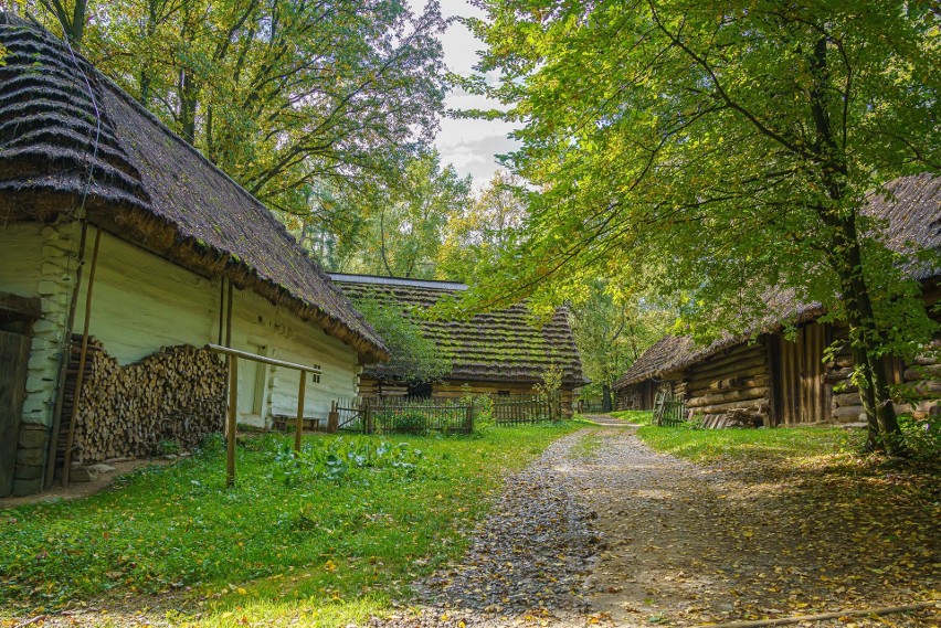 Sądecki Skansen urzeka jesiennymi widokami. Magiczne ujęcia 