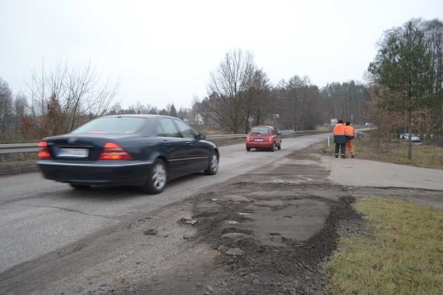 W środę i czwartek drogowcy sfrezowali stary asfalt na drodze numer 737.