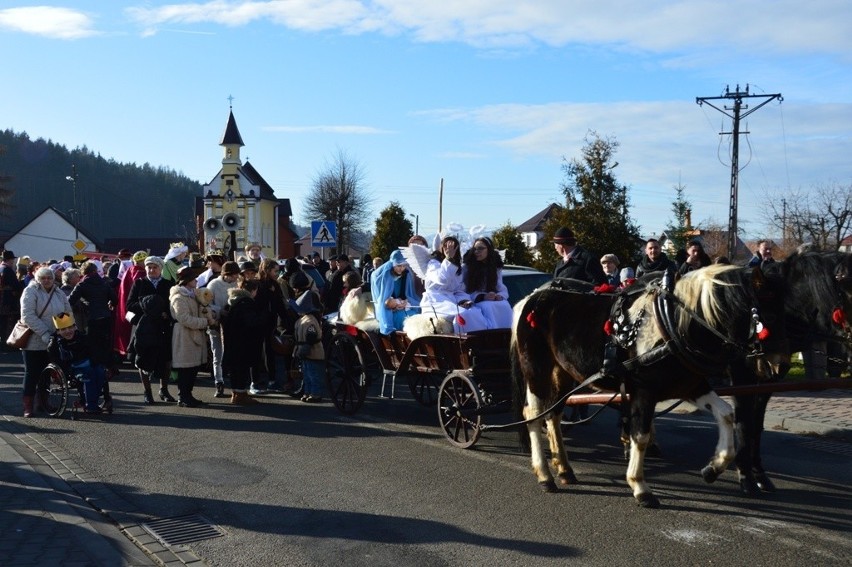 Orszak Trzech Króli pierwszy raz przeszedł przez Stary Sącz. Trasa od najnowszego kościoła do najstarszego klasztoru