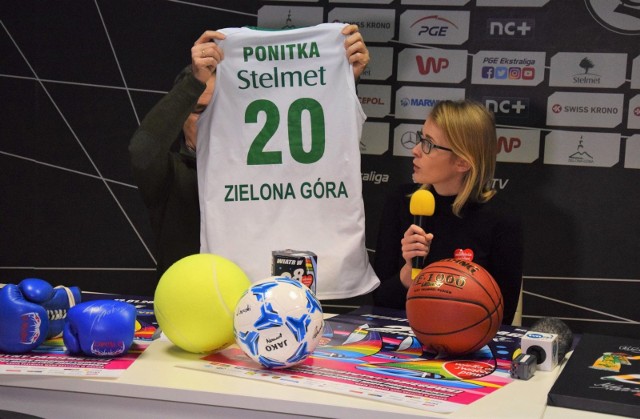 Podczas 28. finału WOŚP nie mogło zabraknąć wsparcia ze strony lubuskich klubów sportowych. Falubaz oraz Stelmet i inni sportowcy przekazali na licytację orkiestry wspaniałe fanty. Licytacje odbywać się będą na dużej scenie przed filharmonią, małej przy ratuszu oraz na aukcjach allegro.Zielona Góra. Fanty podczas licytacji WOŚP od zielonogórskich sportowców:Co można wylicytować na tegorocznych aukcjach WOŚP? Trening z wybranymi koszykarzami oraz gadżety z autografami zawodników, voucher na bowling z żużlowcami w trakcie akcji “60-godzin z Falubazem” czy przejazd motocyklem podczas prezentacji drużyny w meczu z Włókniarzem. Ponadto na aukcję trafiły: obraz Falubazu z autografami czy rękawice z autografem Tomasza Makowskiego i wiele innych gadżetów! A fantów jest znacznie więcej! Na pewno każdy upatrzy coś dla siebie.Tym razem Wielka Orkiestra Świątecznej Pomocy zagra, by wesprzeć badania diagnostyczne i dziecięcą medycynę zabiegową. Wielki finał już 12 stycznia.POLECAMY RÓWNIEŻ PAŃSTWA UWADZE:Bartosz Zmarzlik najlepszym polskim sportowcem!