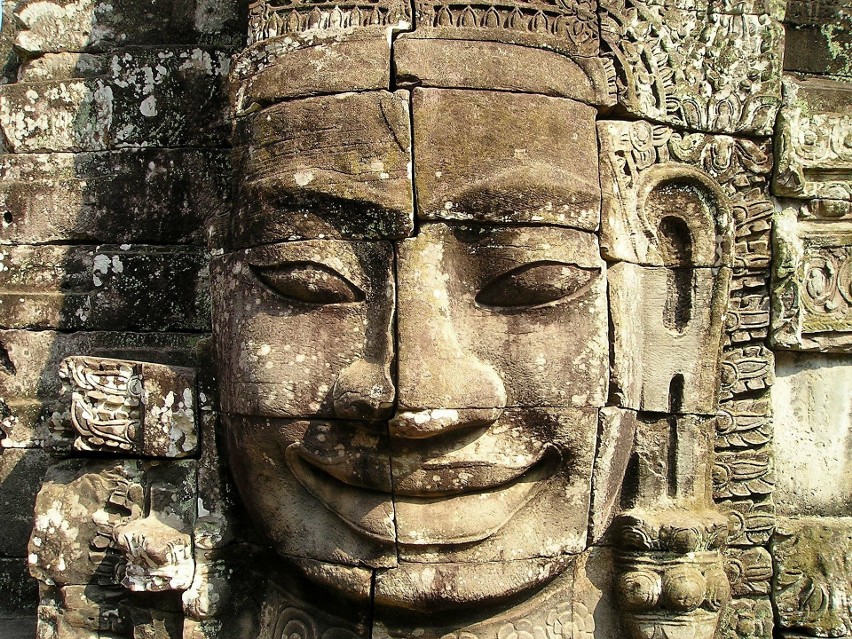 Budda w Angkor Wat spogląda na przechodniów tysiącem par...